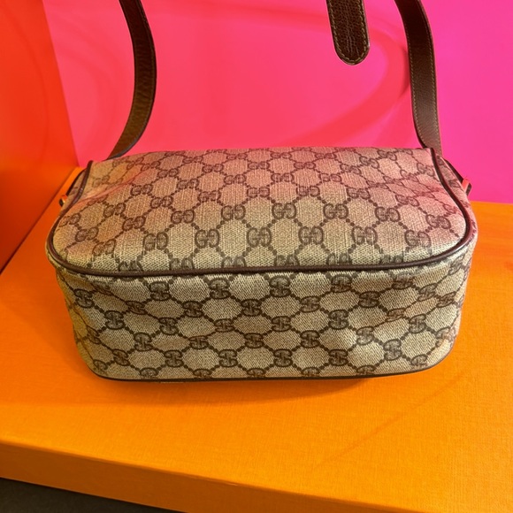 Gucci GG logo crossbody bag a beautiful and clean Gucci bag - Picture 14 of 17